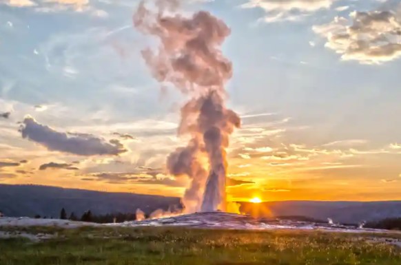 brief travel guide of Yellowstone national park, best national park of the USA, best things to see at Yellowstone National Park, best time to visit Yellowstone National Park, wildlife tours in Yellowstone, famous activity to do in Yellowstone National Park, best thing to do in Yellowstone national park, top activity to do in Yellowstone National Park,